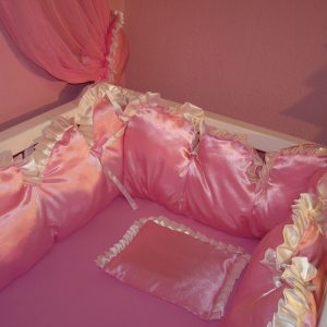 Babaágynemű Helena, baba ágynemű, ágynemű kiságyba, rózsaszín babaágynemű, rózsaszín szatén ágynemű