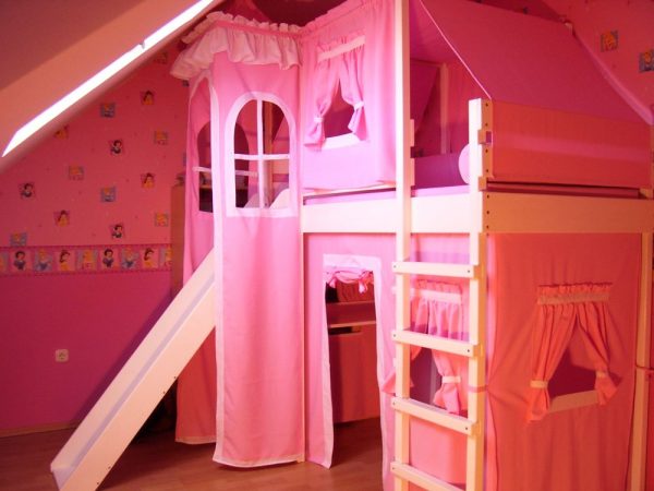 hercegnő csúszdás magasított gyerekágy kastély ágy rózsaszín hercegnős