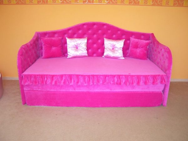 Kanapé Évike, kinyitható kanapé, gyerekkanapé, pink, rózsaszín, gombos kanapé